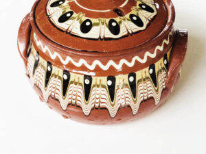 pieza de ceramica decorada con engobes